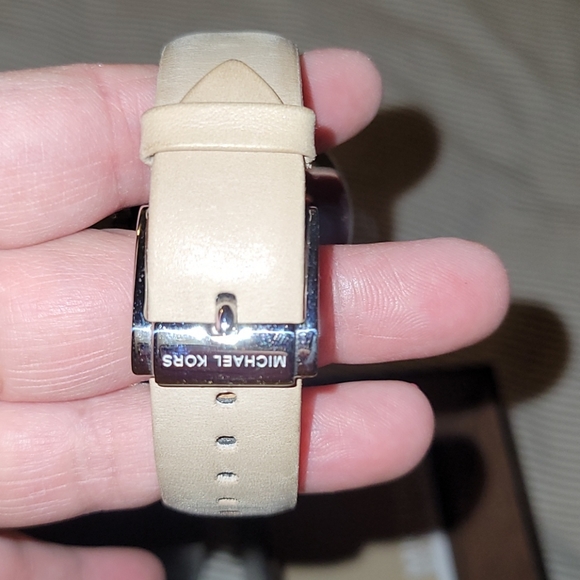 Like new Beige leather Michael Kors watch - Picture 6 of 8
